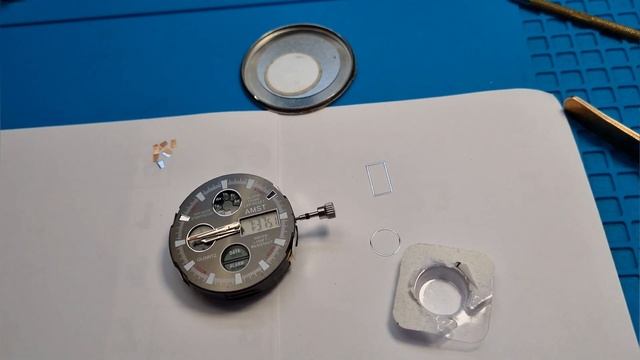 Ремонт часов AMST клеим элементы цифнрблата. смотреть онлайн