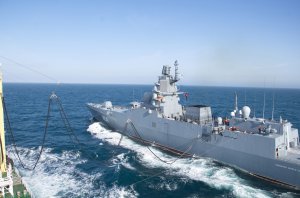 Заправка топливом фрегата 22350