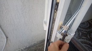 замок для пластиковой двери без ручки дожимной