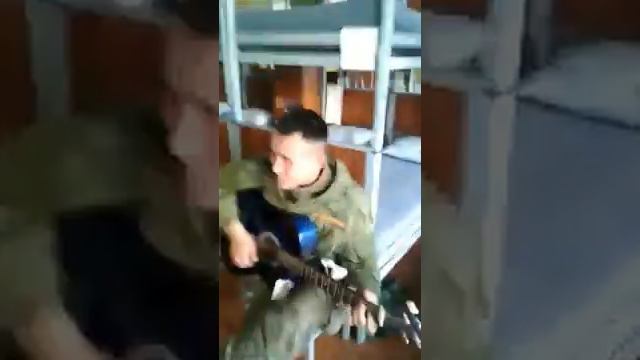 Уезжают в родные края,дембеля ,дембеля, дембеля