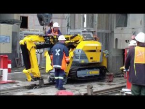 Спуск машины Brokk 400 в рудник