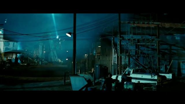 Сэм Уитвики впервые увидел Трансформера(Бамблби). Трансформеры (2007)