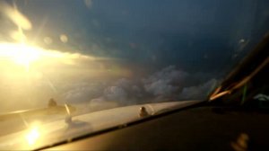 Самолет облетает грозу