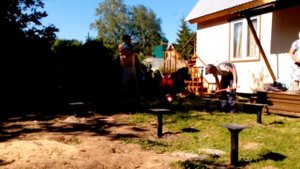 Обвариваем оголовки на сваях и грунтуем