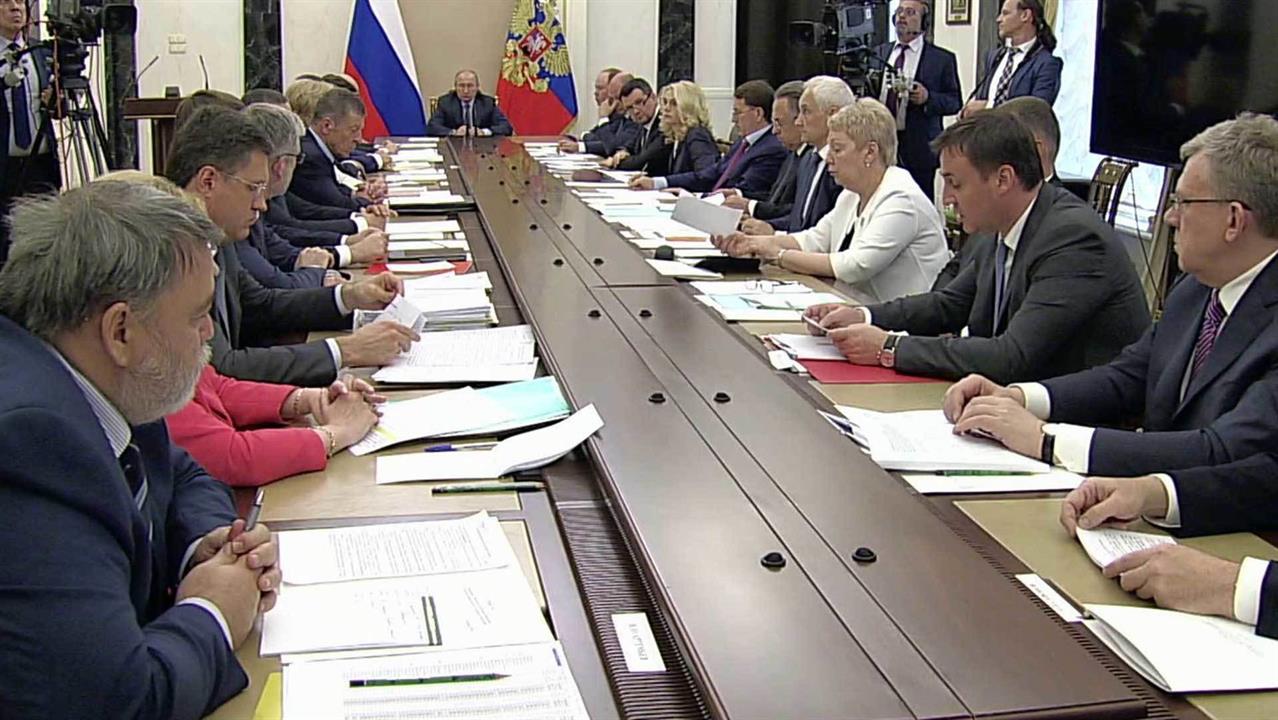 Владимир Путин на совещании с правительством потре... министров обеспечить безопасность отдыха детей