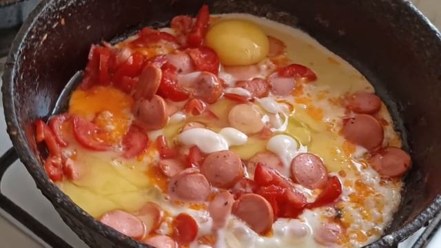 Яичница с помидорами и сосисками за 5 минут (Кулинарные будни)