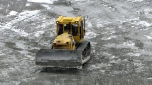 Бульдозер ровняет площадку ЧТЗ Т-170 в карьере