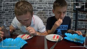 ДОШИРАК ХОТ-ДОГ КРАБОВЫЕ ПАЛОЧКИ КТО БЫСТРЕЕ СЪЕСТ ? КТО ПОСЛЕДНИЙ СЪЕСТ МНОГО ЕДЫ ЕСТ ПЕРЕЦ