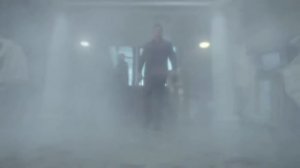 Люцифер/Lucifer 3x24 защищает Хлою крыльями