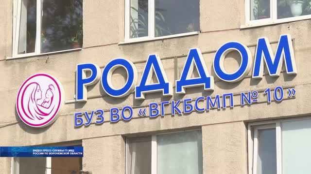 Начальник отдела ГАИ в Воронеже помог семье вовремя попасть в роддом