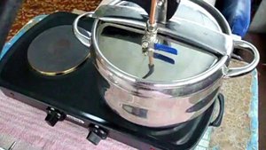 Паровой двигатель из дверных замков.Испытание паром.