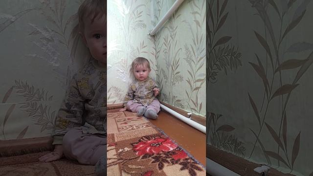 Сын делает первые шаги в Ползанье смотреть онлайн