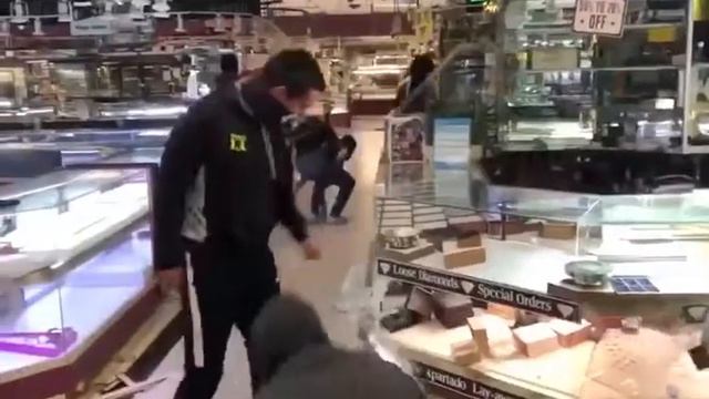 Пока одни протестуют, другие бьют витрины и выносить коробки из ювелирного магазина