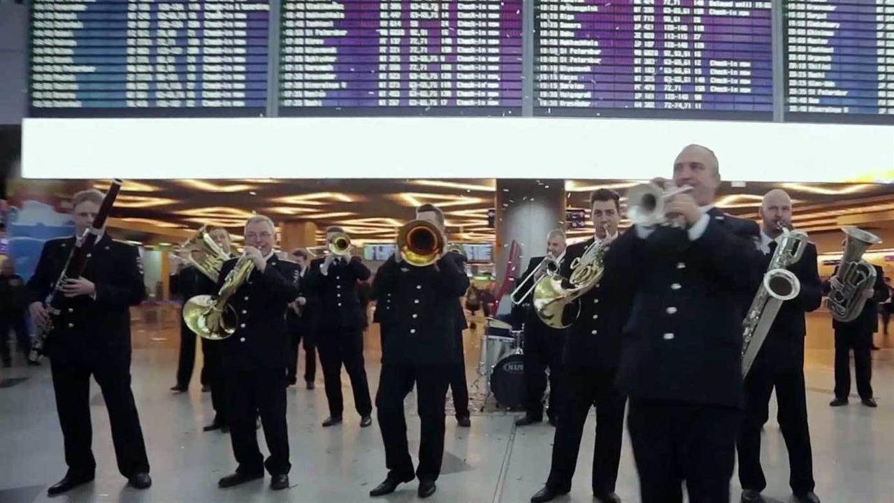 Новогодний флешмоб устроили музыканты оркестра Главного управления МВД России в аэропорту Внуково