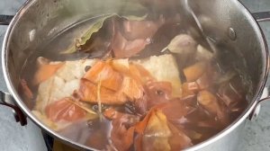 Вареное сало в луковой шелухе с чесноком и тмином. Проще некуда!