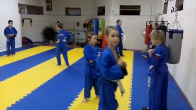 Тома и Маша. Прямые удары ногой в рамку смотреть онлайн