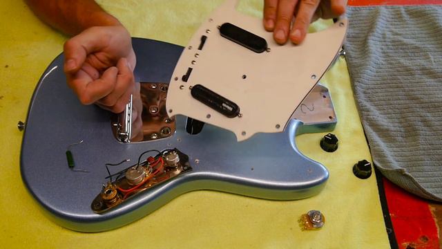 Modifying a Squier Classic Vibe Mustang DiMarzio Hotrail смотреть онлайн