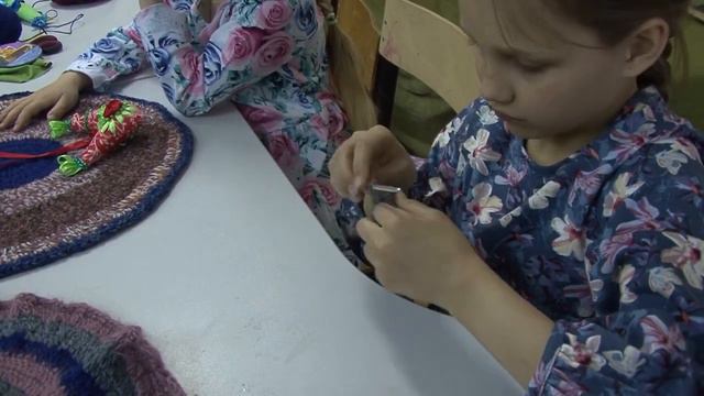 Песню" Пасху радостно встречаем "слова В. Кузьменкова,исполняют воспитанники приюта "Ковчег"