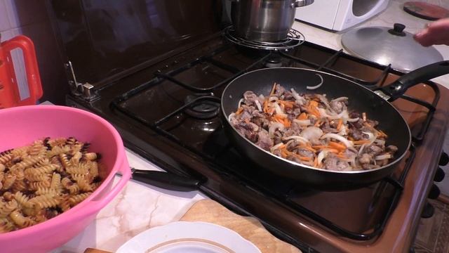 Жареные макароны на сковороде.  Очень вкусно.  Приготовьте!