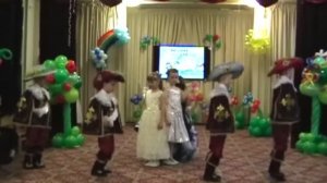 Танец на выпускном - мушкетеры короля. Выпускной в детском саду.