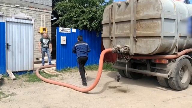 «Проще слить все в овраг!». Ассенизаторы повысили цену за свои услуги. Жители Казани недовольны