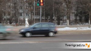 Пешеходы не видят светофор