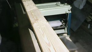Рейсмус Makita 2012 NB. Строгание сосновой доски . Недостаток подающего ролика.