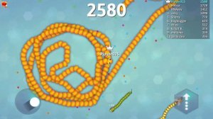 Играем в увлекательную игру SNAKE. Откармливаем великанскую змею и поедаем соперников ))