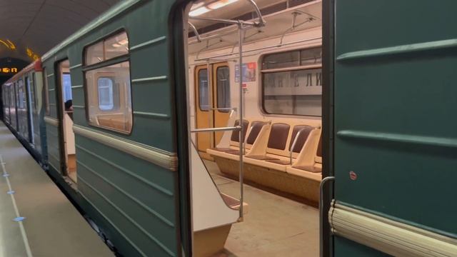 «Сиденья с перегородками!» 81-717/714.5М «Номерной» на станции «Верхние Лихоборы» смотреть онлайн