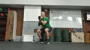 Гоблет приседание с гантелью