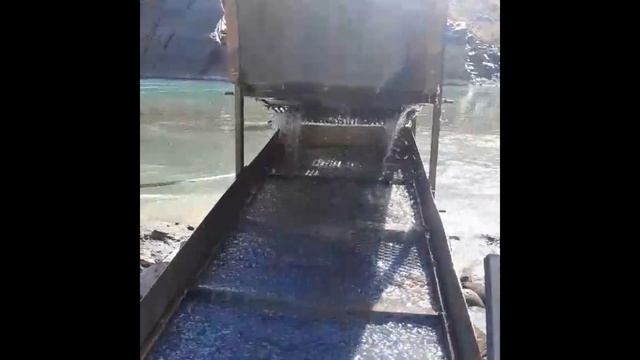 Добыча золота на реке эжектором.