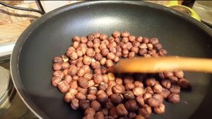 Fındığın qabığının asan təmizləmə üsulu. 
Как легко очистить фундука от пленки.