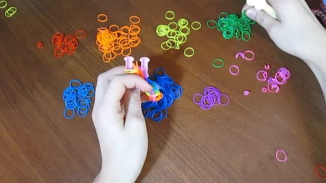 "Плетение из резинок Браслеты из резинок Друзья - Как плести из резинок фигурки из резинок Друзья". смотреть онлайн