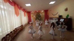 Новогодний танец "Жила Зима в избушке". Девочки старались!!!