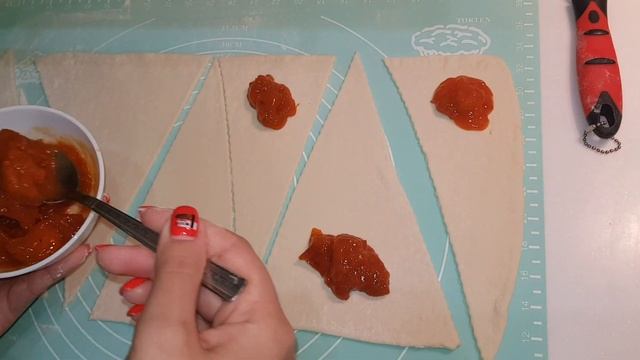 Рогалики с повидлом! Очень вкусный и простой рецепт рогаликов! Bagels With Jam From Puff Pastry!