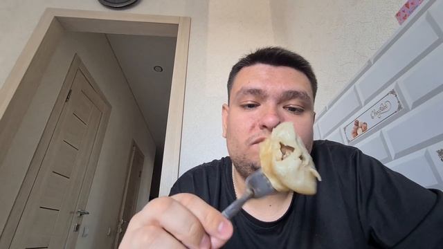 Ужинаем ем кушаю вкусные Катюшены мантушки с красным жгучим острым перцем, Руслан Гительман Балдёж. смотреть онлайн