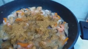 Плов с креветками и мидиями