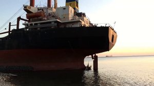 Кораблекрушение. Африканский корабль Rio выбросило на берег