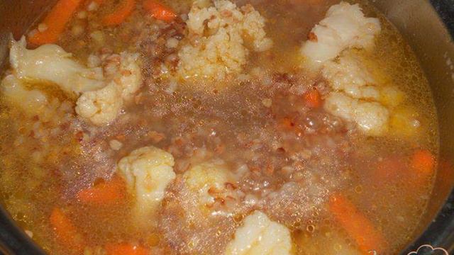 Гречневый суп с цветной капустой и яйцом без картофеля