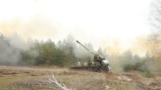 Расчеты 152-мм САУ «Гиацинт-С» ЗВО продолжают уничтожать огневые позиции ВСУ в зоне СВО