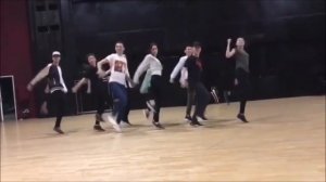 казашки и казахи танцуют