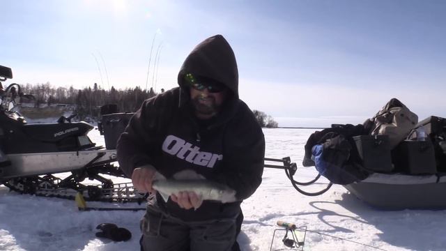 Ice Fishing Lake Winnipeg | Gull Harbour Greenbacks!! смотреть онлайн