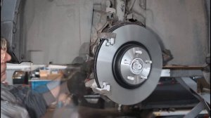 Замена передних тормозных колодок и дисков Ford Kuga