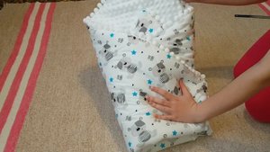 Одеяло-конверт с плюшем и помпонами