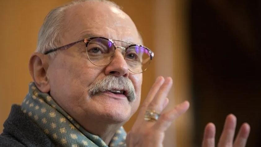 Никита Михалков призвал не наказывать уехавших за границу артистов