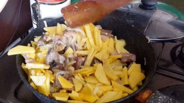Обед по быстрому. Прослойка жаренная с картошкой. Просто,быстро и невероятно вкусно. Муж доволен