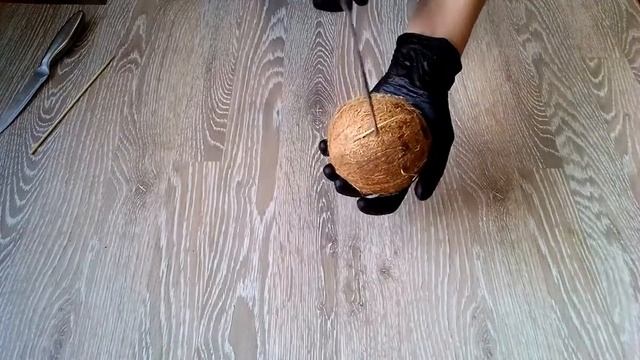 Как расколоть кокос? Раскрываем кокос очень простым способом.