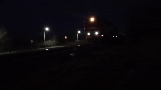 ТЭП70БС-171 с пассажирским поездом Ставрополь-Адлер прибывает на ст.Палагиада и приветливая бригада смотреть онлайн