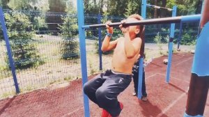 Подтягивания "в лесенку"  между ребят 7-8 лет