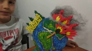 Поделка на тему Неопалимая купина. Глобус из папье-маше, дым из синтепона. Поделка в школу